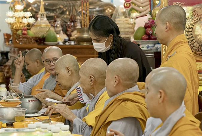 Trương Thị May tham gia lễ cúng chay, tặng gạo và hỗ trợ các tăng ni, sư thầy, sư cô đang sống trong chùa.
