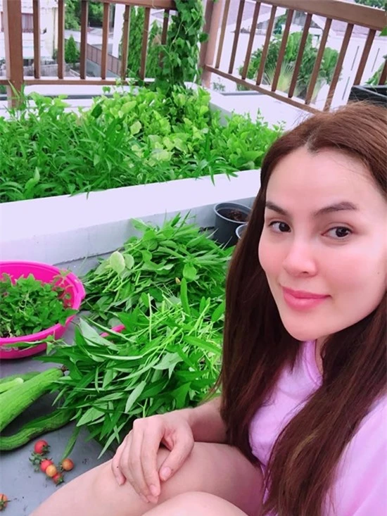 Mỗi ngày, cô đích thân tưới nước, chăm sóc vườn rau nên cảm thấy mình như một nông dân thực thụ giữa lòng Sài Gòn.