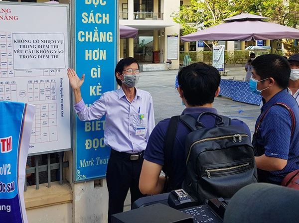 Phụ trách điểm thi tại Trường THPT Trần Phú giải thích với báo chí quy định không có nhiệm vụ không được vào trong điểm thi
