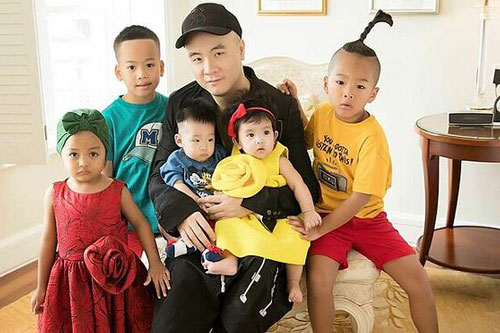 Đỗ Mạnh Cường bị chê lãng phí vì sắm đồ hiệu cho 6 con