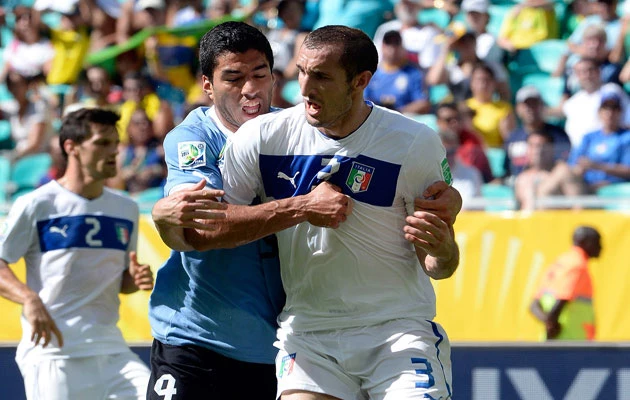 Luis Suarez và Giorgio Chiellini (phải).