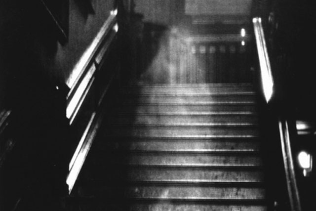 Bóng dáng bí ẩn tại hành lang của tòa nhà khiến dân mạng xôn xao và nguồn cơn đến từ bi kịch của người vợ với mối tình vụng trộm