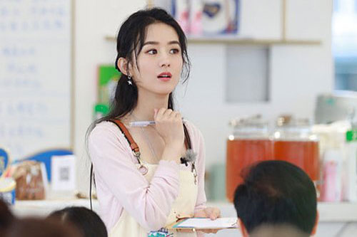 Triệu Lệ Dĩnh nổi đóa vì bị mắng ăn uống vô duyên