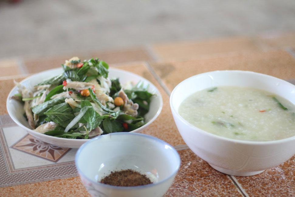 Nồi cháo gà ăn kèm bánh tráng nướng của ba