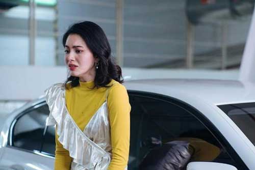 Chồng thường xuyên đến nhà sếp làm thêm chủ nhật, vợ chẳng nghi ngờ cho đến khi thấy người đàn ông bước vào ngôi nhà có giàn hoa giấy hồng rực