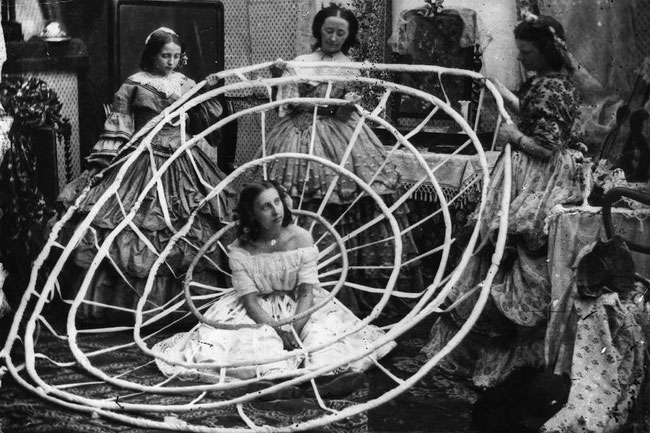 Bức ảnh khiến nhiều người hiểu lầm cô gái bị bạo hành, nhưng ẩn chứa sự thật về thứ trang phục "tử thần" từng giết chết gần 3.000 phụ nữ