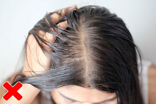 7 lý do bạn không nên đi ngủ khi tóc ướt