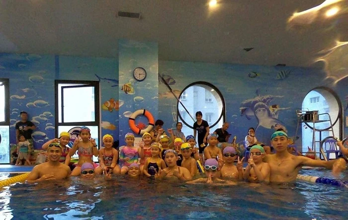 Một lớp học bơi của Fuji Swimming Club.