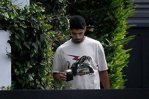 Suarez thường xuyên sang nhà Messi, fan Barca lo lắng