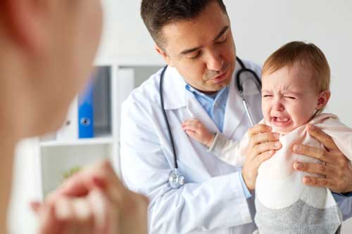 Con 1 tuổi ngã lăn từ trên giường xuống, thái độ của mẹ khiến bà nội 'giận tím mặt' còn bác sĩ lại khen