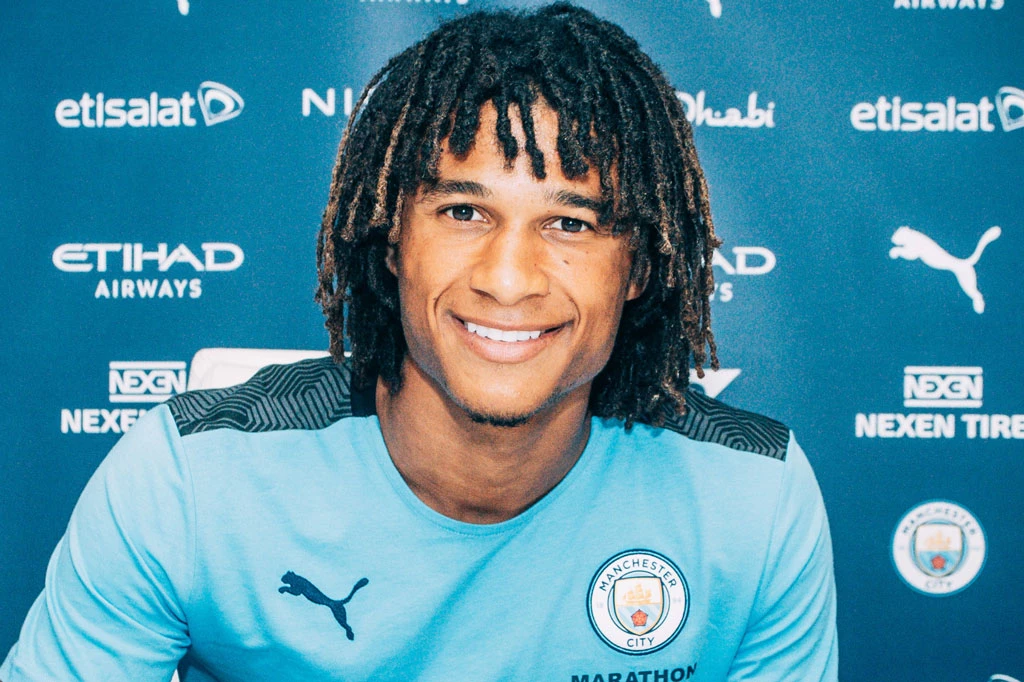 Trung vệ: Nathan Ake.