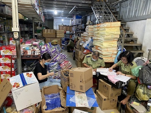 Xóa sổ kho hàng gia dụng nhái nhãn hiệu của công ty Tân Hợp Thành