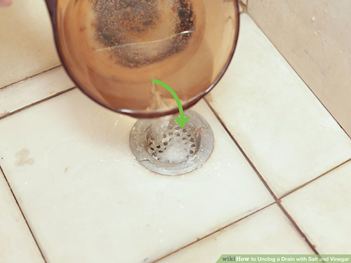 Bà mẹ đổ muối vào ống thoát nước và điều bất ngờ đã xảy ra