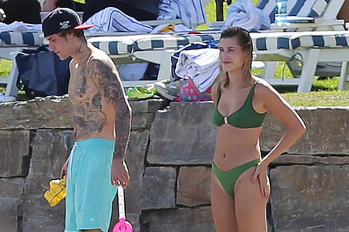 Vợ chồng Justin Bieber tắm hồ