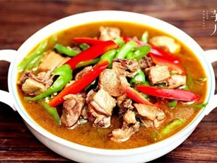 Ăn gà luộc, gà rang mãi cũng chán... hãy đổi vị bằng món gà om ớt gừng cay ngon đậm vị