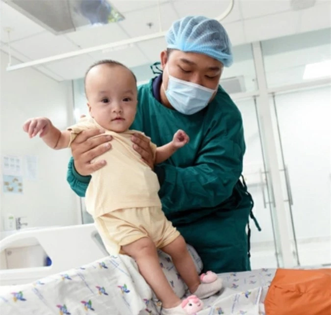 Cận cảnh Trúc Nhi - Diệu Nhi với dáng đứng đầu đời - Ảnh 2. Cận cảnh Trúc Nhi - Diệu Nhi với dáng đứng đầu đời - Ảnh 2.