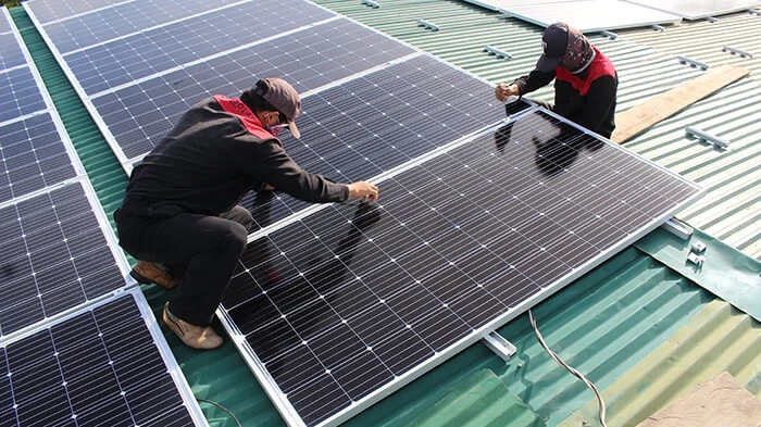 Tại Lâm Đồng, do nhiều hệ thống điện năng lượng mặt trời phát lên lưới điện phân phối đã làm lưới điện bị quá tải nghiêm trọng. (Ảnh minh hoạ)