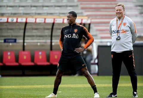 Người đầu tiên HLV Koeman muốn mang về Barca lúc này là học trò cũ Wijnaldum (trái)