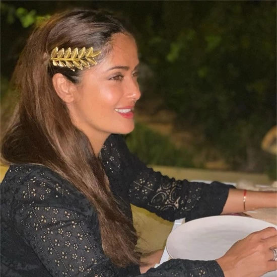 Nhân dịp sinh nhật, Salma đi du lịch ở Hy Lạp với chồng con. Nữ diễn viên như cô gái đôi mươi trong trang phục của người bản địa khi dự tiệc tại đây.