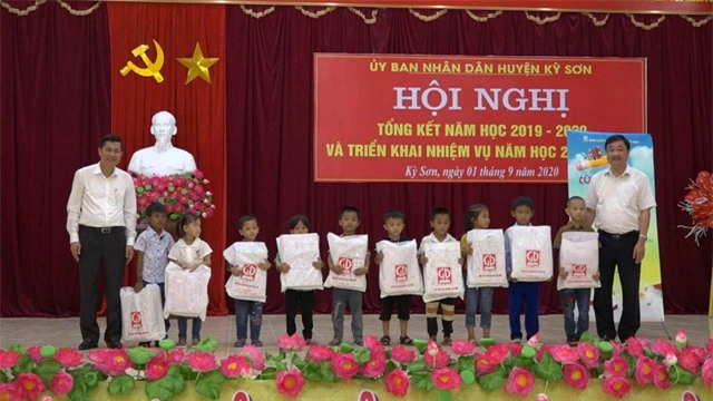 Tặng 20.000 cuốn sách giáo khoa lớp 1 cho học sinh có hoàn cảnh khó khăn - Ảnh 1.