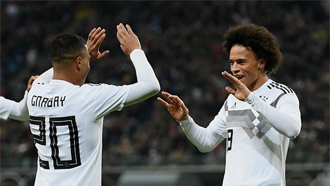 Sane (phải) giờ đã là đồng đội của Gnabry ở Bayern