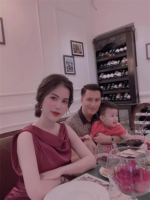 Sau khi ly hôn, Hương Trần nuôi con còn Việt Anh thường xuyên thăm nom và đón bé về chỗ mình mỗi cuối tuần.