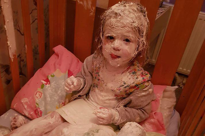 Vào phòng gọi con dậy, mẹ ngỡ ngàng khi nhìn điều bất ngờ đang xảy ra với bé