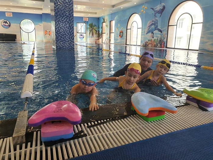 Fuji Swimming Club còn đề cao việc “luyện tập bơi lội như một môn thể thao trong cuộc sống”.