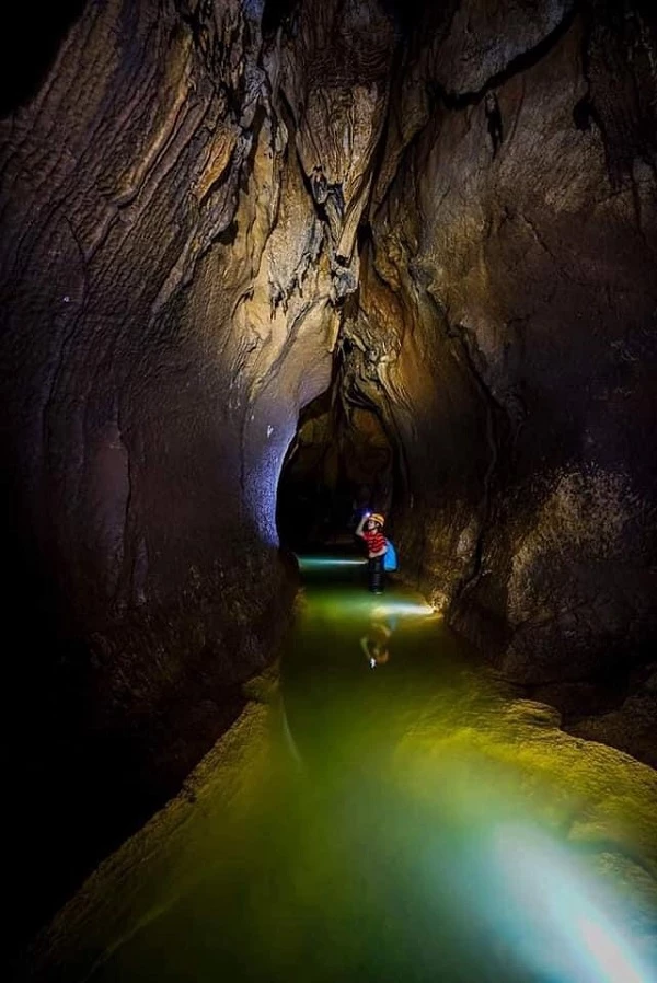 Hang Chà Lòi điểm du lịch khám phá hang động đặc sắc của Quảng Bình.