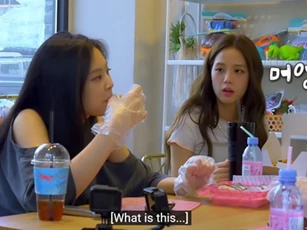 Lầy như BLACKPINK: Làm đồ ăn cho thú cưng ngon quá nên... 'chén' luôn tại chỗ