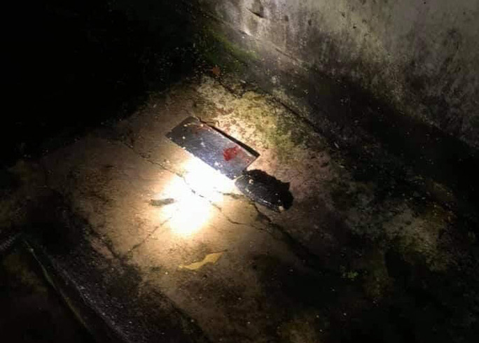 Chồng điên cuồng cầm dao chém khi thấy vợ nằm trên giường bấm điện thoại