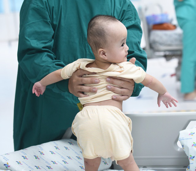 Cận cảnh Trúc Nhi - Diệu Nhi với dáng đứng đầu đời