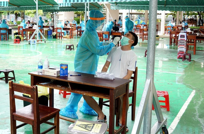 Lấy mẫu sinh phẩm cho người dân vùng có nguy cơ cao tại Đà Nẵng để xét nghiệm SARS-CoV-2. (Ảnh: TTXVN)
