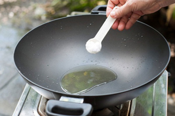 Điều bất ngờ khi bỏ muối vào chảo cá rán không phải ai cũng biết