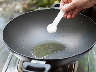 Điều bất ngờ khi bỏ muối vào chảo cá rán không phải ai cũng biết