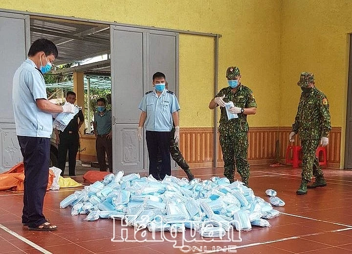 Hải quan cửa khẩu Tân Thanh, Lạng Sơn bắt giữ 22.000 chiếc khẩu trang Trung Quốc nhập lậu. (nguồn ảnh: Báo Hải quan)