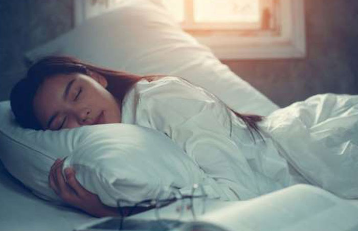 Bỏ ra 5 phút tập động tác này, mất ngủ tới mấy cũng ngủ ngon tới sáng mà lại đẹp dáng lẫn da