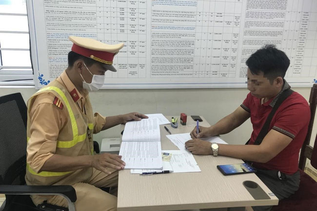 Tài xế xe khách bị phạt 7 triệu đồng vì quay đầu trên cao tốc