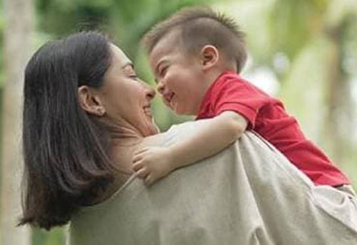 'Mỹ nhân đẹp nhất Philippines' lộ dấu hiệu lão hóa khi bế quý tử