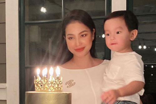 Phạm Hương đón tuổi 29 bên con trai