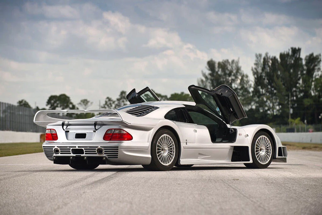 10. Mercedes-Benz CLK GTR (thời gian tăng tốc từ 0-100 km/h: 3,2 giây).