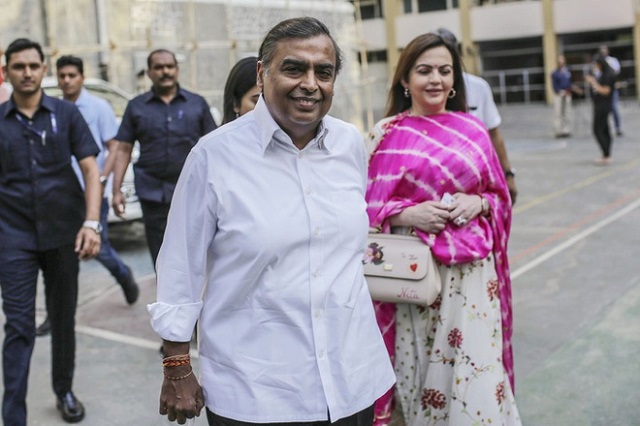 Tỷ phú giàu nhất châu Á đổ tiền mua sắm để đối đầu Amazon