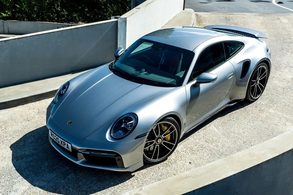 =3. Porsche 911 Turbo S 2021 (thời gian tăng tốc từ 0-100 km/h: 2,7 giây).