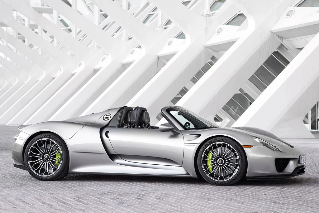 =3. Porsche 918 Spyder (thời gian tăng tốc từ 0-100 km/h: 2,7 giây).