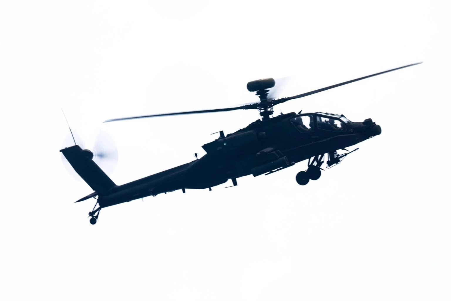 Trực thăng vũ trang AH-64E Guardian sẽ được tích hợp radar điều khiển hỏa lực Longbow thế hệ mới. Ảnh: Defence Blog.