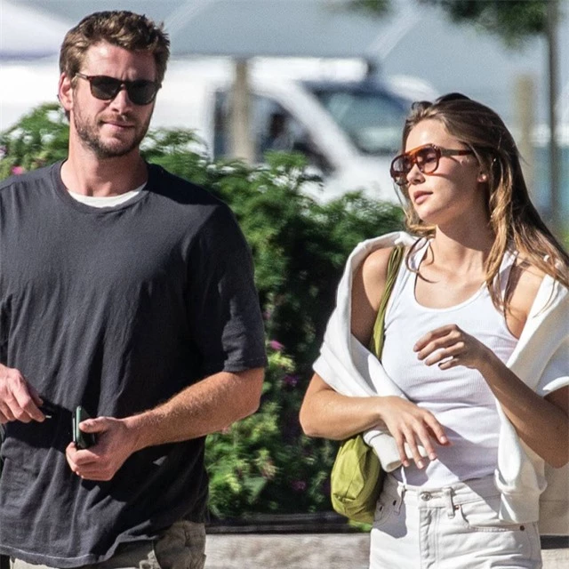 Bạn gái mới của Liam Hemsworth không lo ngại về Miley Cyrus - Ảnh 1.