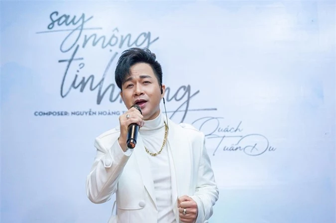 Ca sĩ Quách Tuấn Du hát trong buổi giới thiệu MV.