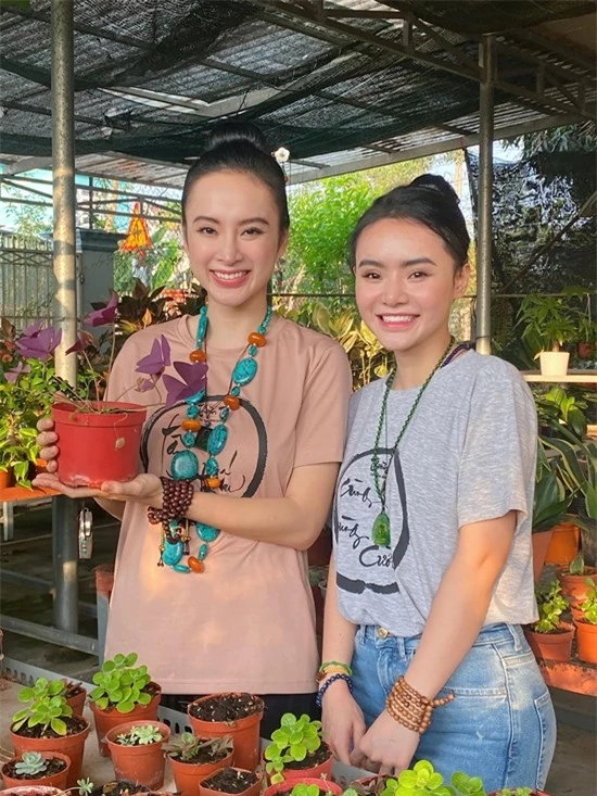 Cả em gái Phương Trinh cũng theo đuổi Phật pháp giống chị. Ngoài ra, hai chị em đều phát nguyện ăn chay trường trọn đời từ đầu năm 2020.