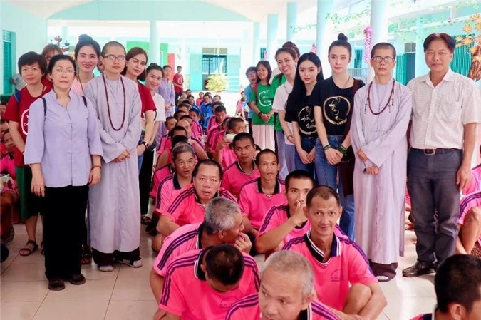 Chị em Angela Phương Trinh trong một chuyến công tác từ thiện cùng sư thầy, Phật tử tại  tại trung tâm Bảo trợ Xã hội Bình Đức, tỉnh Bình Phước.