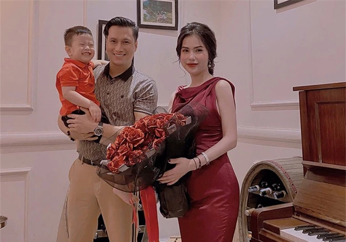 Việt Anh cùng vợ cũ và con trai Đậu Đậu đi ăn tối hôm 3/9.